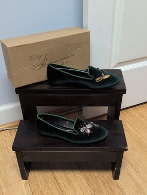 Vintage Havana Sue Hunter Green Velvet Embellished Bee Fly Loafers Size 6. NEW